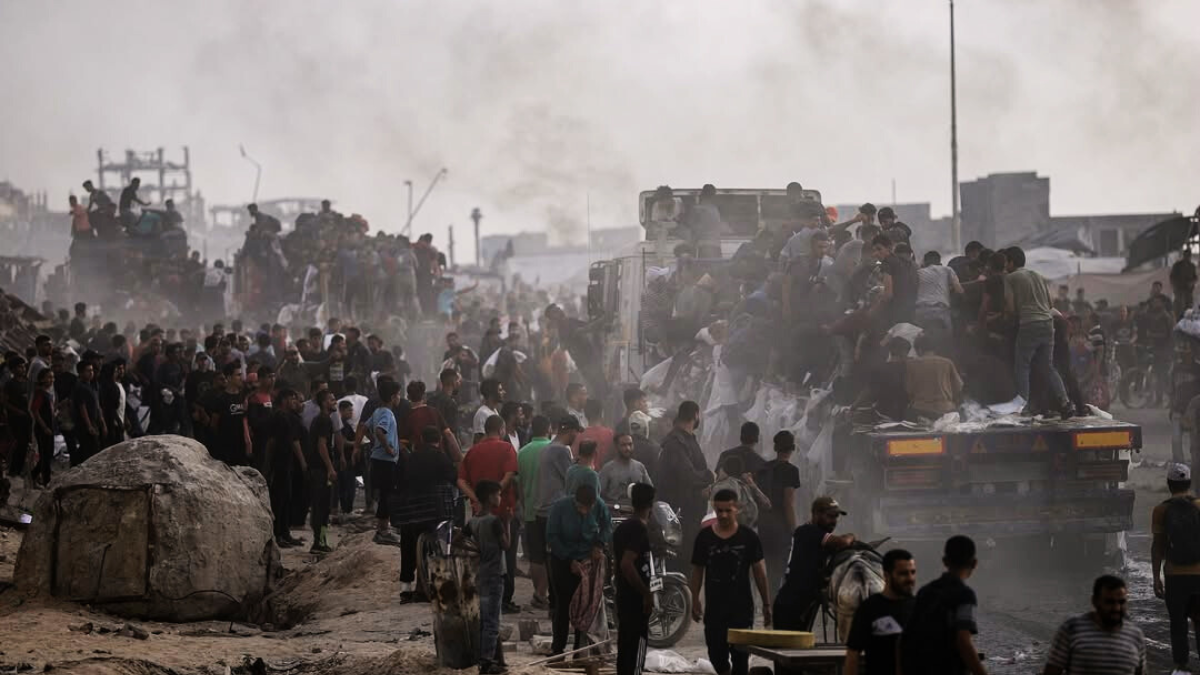 Gaza War Israeli Airstrike Deaths: इस्राइली हमलों में 53 की मौत 1 Gaza War Israeli Airstrike Deaths गाजा में इस्राइली हमले के बाद घायल लोगों की सहायता करते लोग