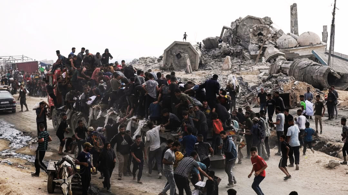 Gaza War Israeli Airstrike Deaths: इस्राइली हमलों में 53 की मौत 2 Gaza War Israeli Airstrike Deaths गाजा में इस्राइली हमले के बाद घायल लोगों की सहायता करते लोग