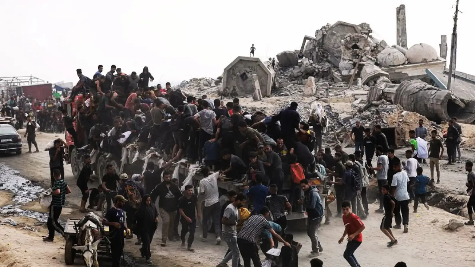 Gaza War Israeli Airstrike Deaths गाजा में इस्राइली हमले के बाद घायल लोगों की सहायता करते लोग