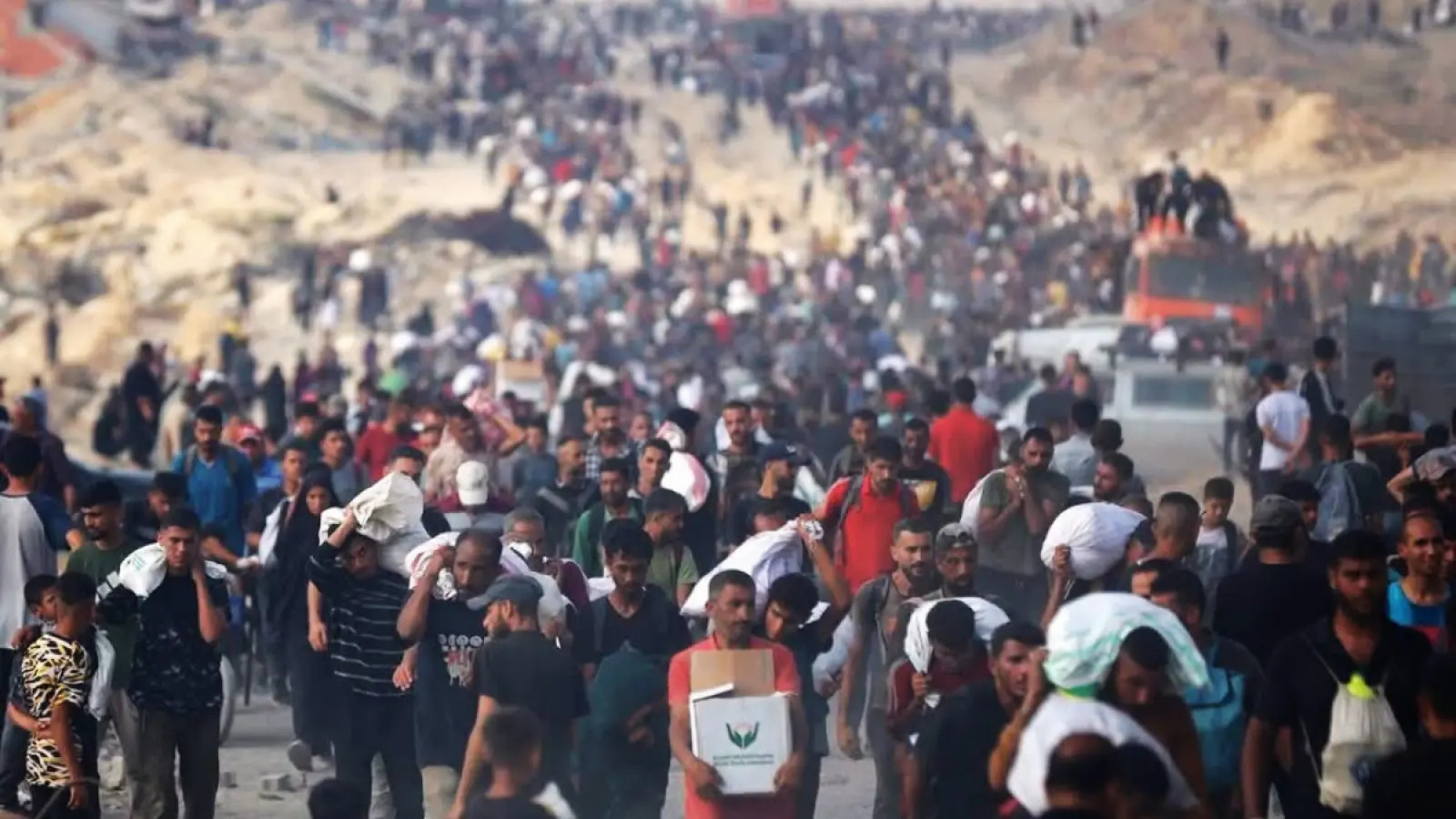 Gaza War Israeli Airstrike Deaths गाजा में इस्राइली हमले के बाद घायल लोगों की सहायता करते लोग