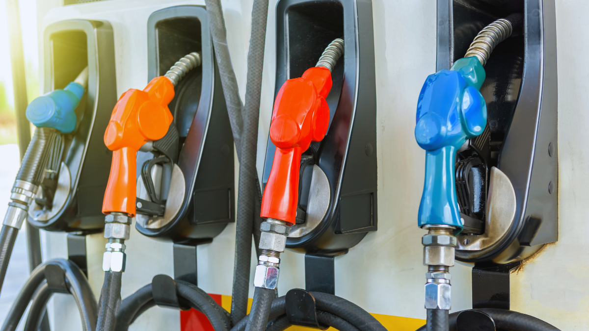 Petrol Diesel Price Today: कच्चा तेल महंगा, जानिए आपके शहर में कितना बढ़ा पेट्रोल-डीजल का रेट 6 पेट्रोल डीजल की आज की कीमत: पेट्रोल पंप पर रेट बोर्ड दिखाते कर्मचारी की तस्वीर