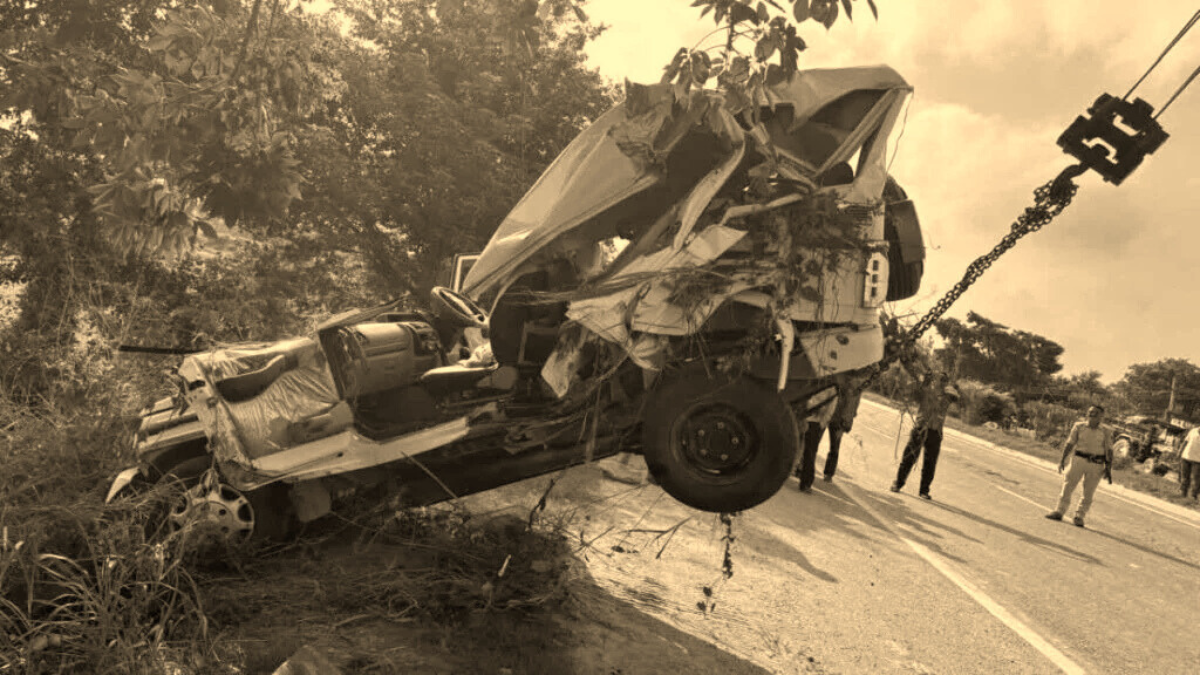 Samastipur Sub Inspector Munna Kumar Dies In Road Accident: 8 महीने पहले हुई थी शादी, अब शव निकला खाई से समस्तीपुर सब इंस्पेक्टर की दर्दनाक सड़क हादसे में मौत! 2 Samastipur Sub Inspector Munna Kumar की बोलेरो गाड़ी सड़क हादसे में दुर्घटनाग्रस्त, Nh-27 के किनारे खाई में गिरी गाड़ी के पास मौजूद पुलिस और स्थानीय लोग
