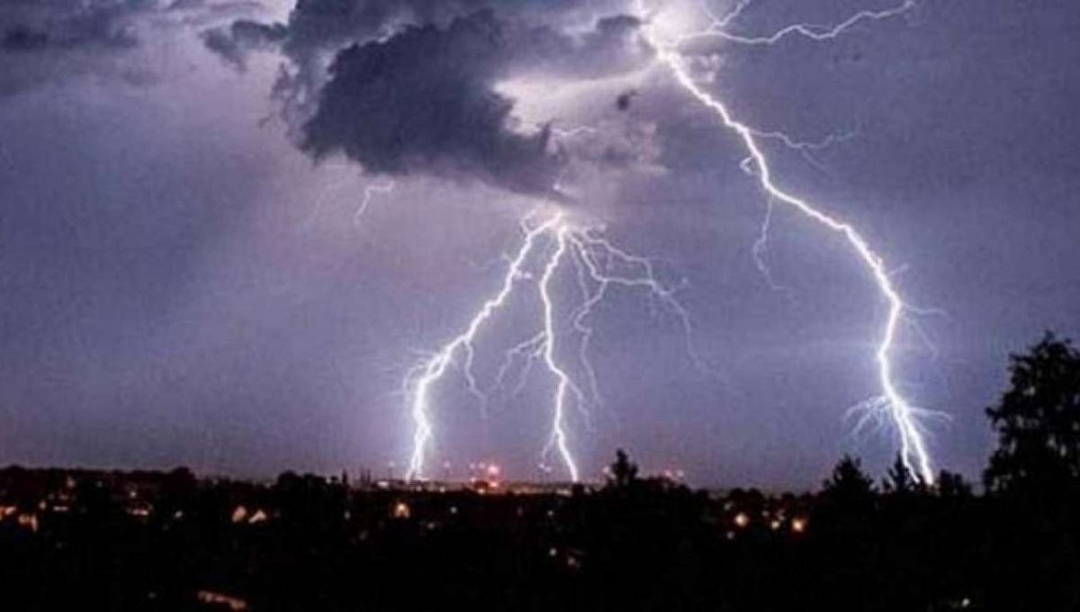 Weather Today Alert: बिहार में बाढ़ और बिजली गिरने का खतरा, सरकार अलर्ट पर 2 : बिहार में भारी बादल और बिजली गिरने का दृश्य, तेज आंधी और बारिश का अलर्ट जारी