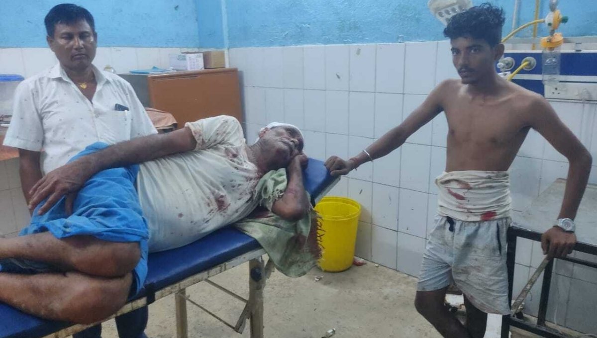 Fight Over Money: समस्तीपुर में बुजुर्ग की दर्दनाक मौत 2 Fight Over Money के कारण समस्तीपुर में दो लोगों के बीच तीखा विवाद होता हुआ दृश्य