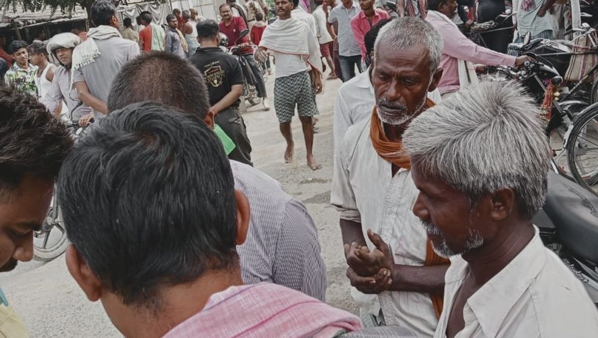 Fight Over Money: समस्तीपुर में बुजुर्ग की दर्दनाक मौत 6 Fight Over Money के कारण समस्तीपुर में दो लोगों के बीच तीखा विवाद होता हुआ दृश्य