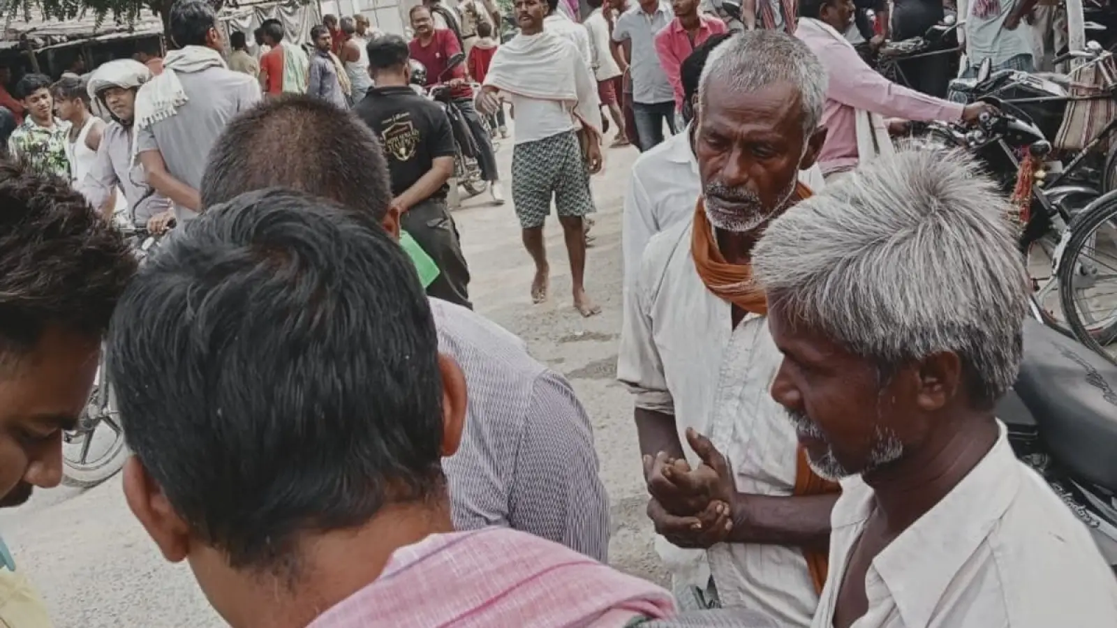 Fight over money के कारण समस्तीपुर में दो लोगों के बीच तीखा विवाद होता हुआ दृश्य