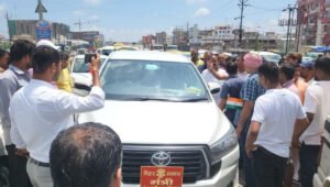 Bihar News Today Live: राहुल गांधी का बड़ा आरोप और पूरे राज्य की ताज़ा खबरें 4 Water Logging: भारी बारिश के बाद Patna के Danapur इलाके की सड़कों पर पानी भर गया है, जिससे वाहन जाम में फंसे हुए हैं और लोग भारी परेशानी का सामना कर रहे हैं।