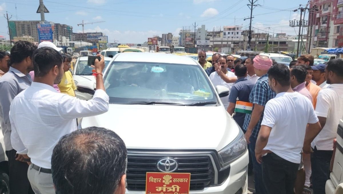 Water Logging: भारी बारिश के बाद Patna के Danapur इलाके की सड़कों पर पानी भर गया है, जिससे वाहन जाम में फंसे हुए हैं और लोग भारी परेशानी का सामना कर रहे हैं।
