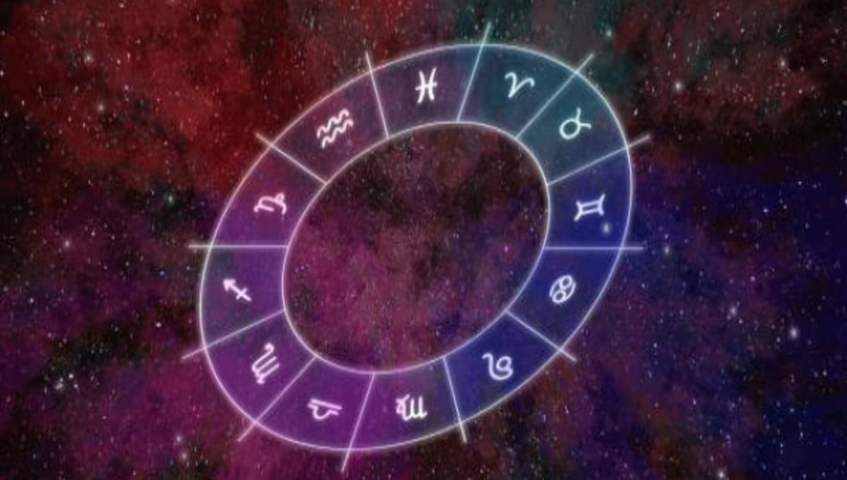 Aaj Ka Rashifal: जानिए 16 अगस्त 2025 का आपका भाग्य क्या कहता है? 2 Aaj Ka Rashifal पढ़ते हुए व्यक्ति, ज्योतिषीय भविष्यवाणी और राशियों की जानकारी के साथ।