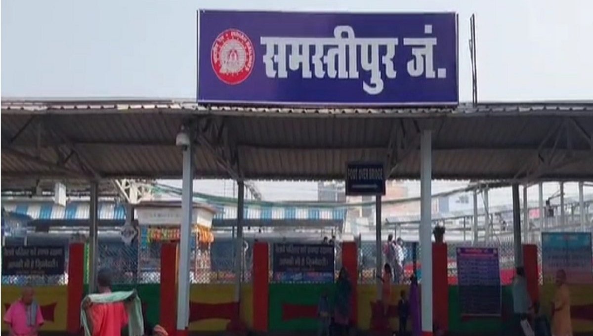 Route divert: रेलवे ट्रैक सुधार के कारण समस्तीपुर स्टेशन पर ट्रेन मार्ग बदलते हुए रेलवे कर्मचारी और संकेत।