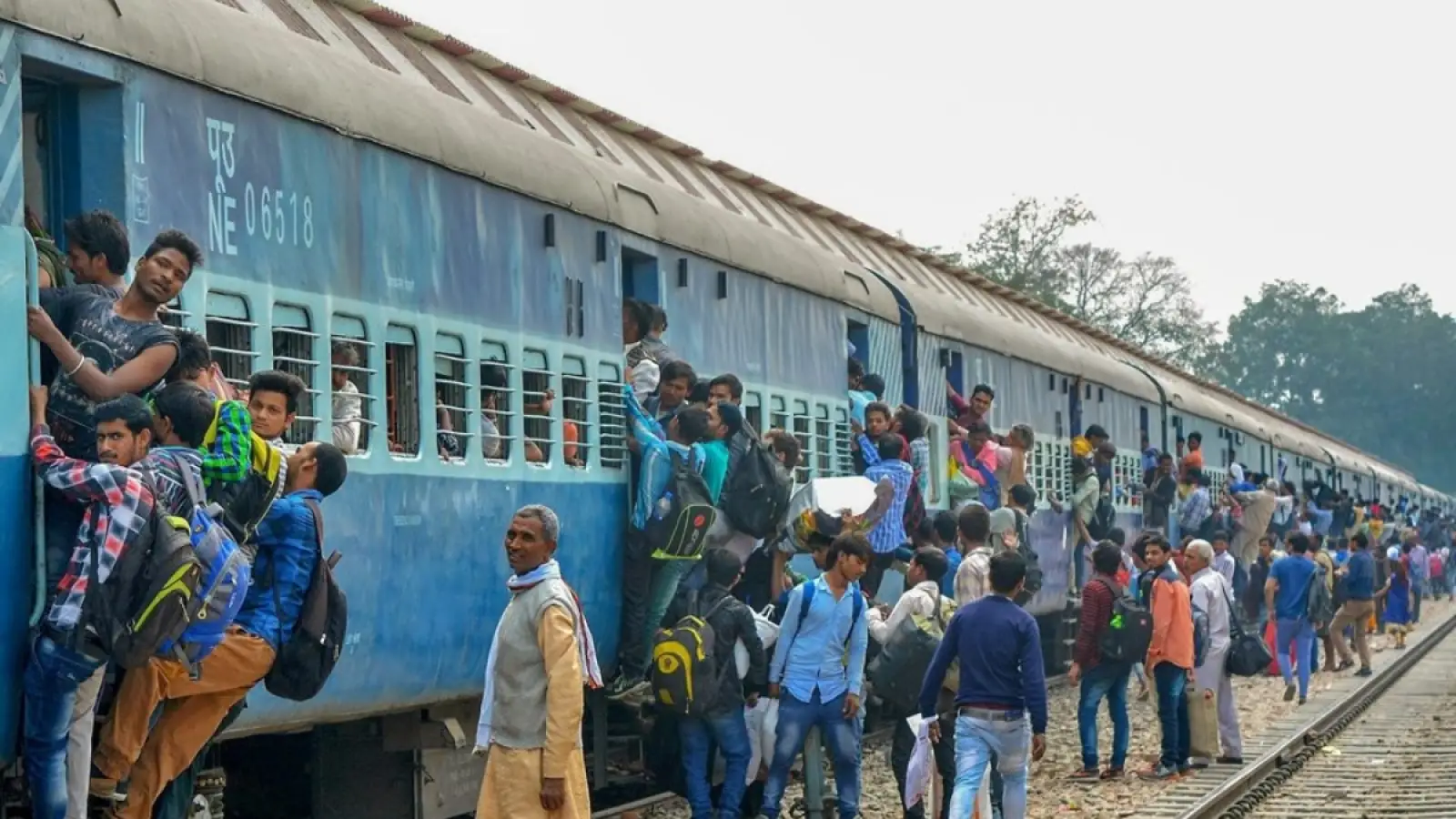 Route divert: रेलवे ट्रैक सुधार के कारण समस्तीपुर स्टेशन पर ट्रेन मार्ग बदलते हुए रेलवे कर्मचारी और संकेत।