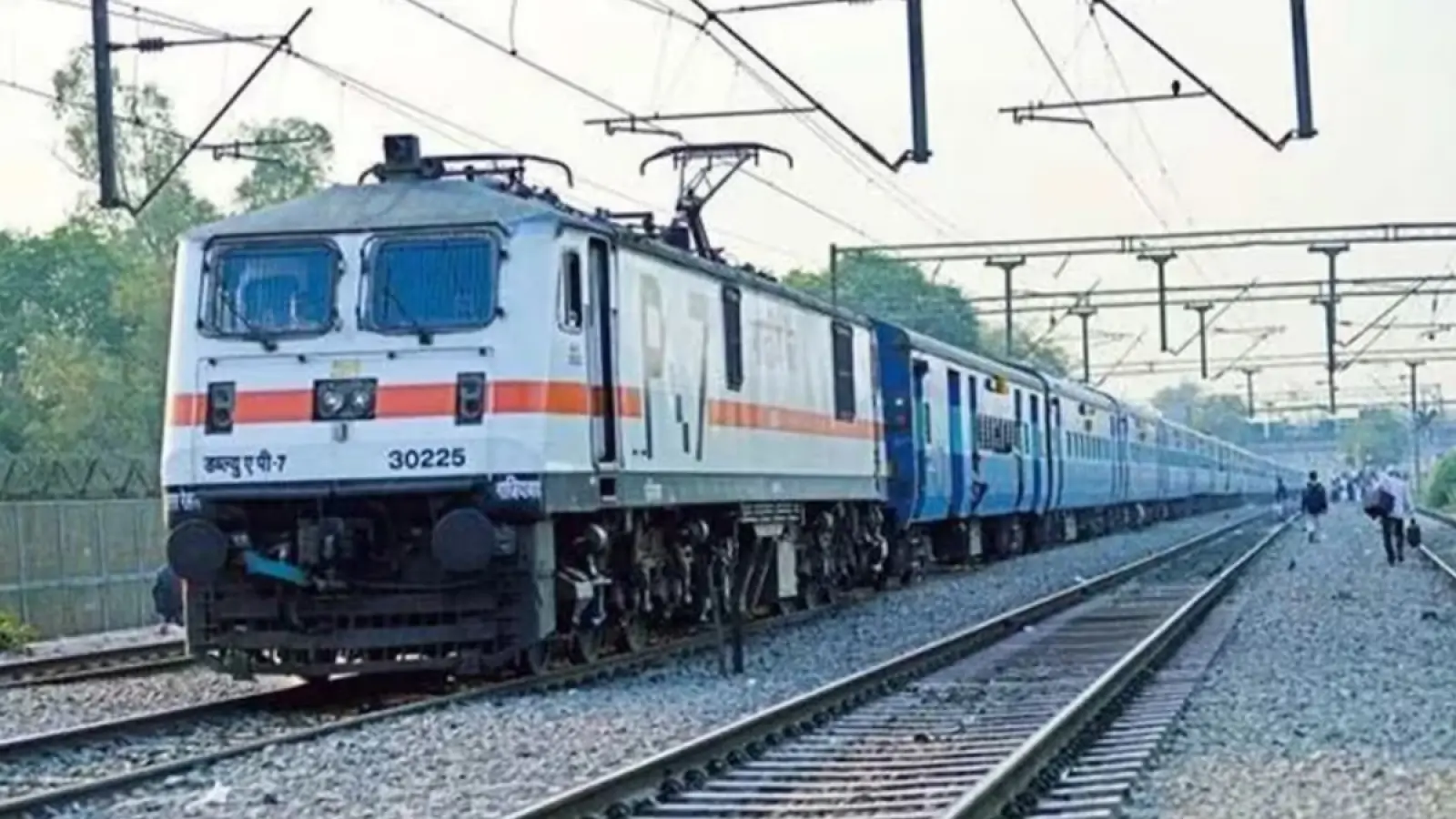 Route divert: रेलवे ट्रैक सुधार के कारण समस्तीपुर स्टेशन पर ट्रेन मार्ग बदलते हुए रेलवे कर्मचारी और संकेत।