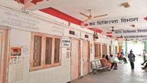खगड़िया: तीसरी कक्षा के छात्र आदित्य की हत्या का मामला, स्कूल प्रबंधन पर गंभीर आरोप 4 Government Hospital भागलपुर का मुख्य द्वार बंद दिखाई दे रहा है, मरीज और परिजन बाहर खड़े इलाज के लिए इंतजार करते हुए।
