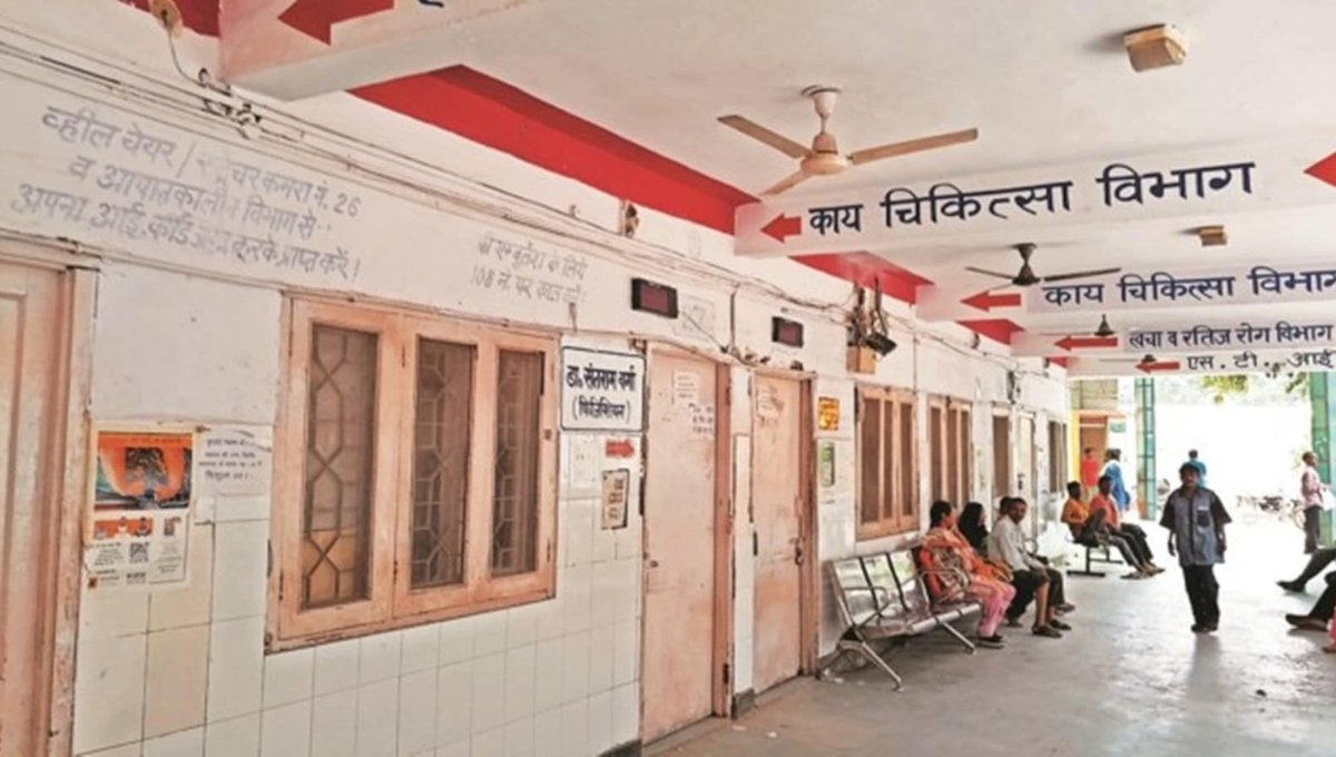 Government hospital भागलपुर का मुख्य द्वार बंद दिखाई दे रहा है, मरीज और परिजन बाहर खड़े इलाज के लिए इंतजार करते हुए।