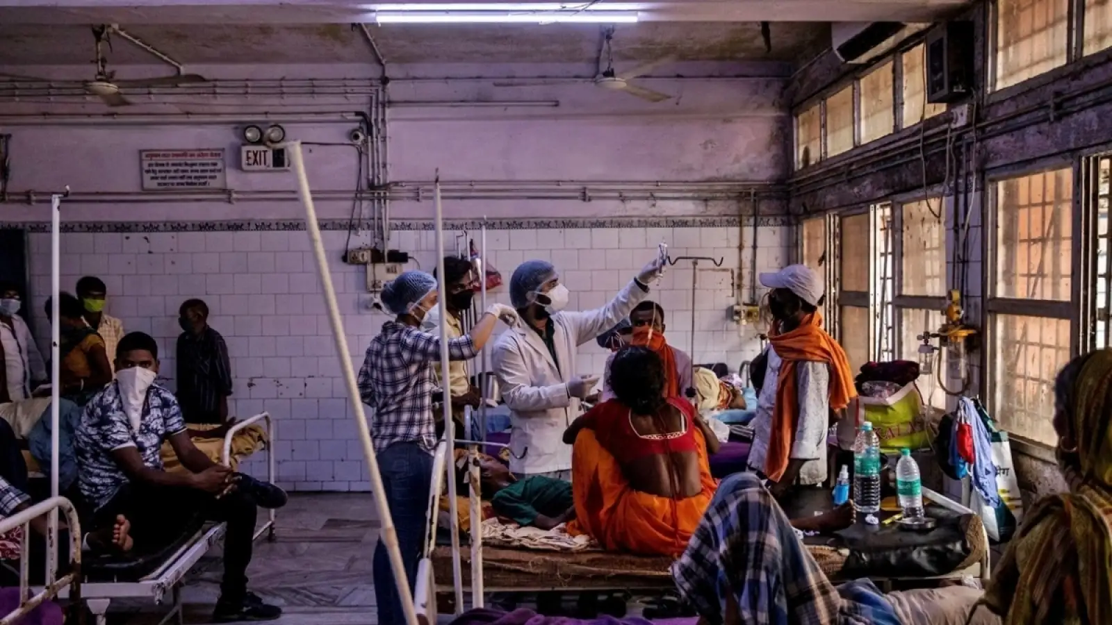 Government hospital भागलपुर का मुख्य द्वार बंद दिखाई दे रहा है, मरीज और परिजन बाहर खड़े इलाज के लिए इंतजार करते हुए।