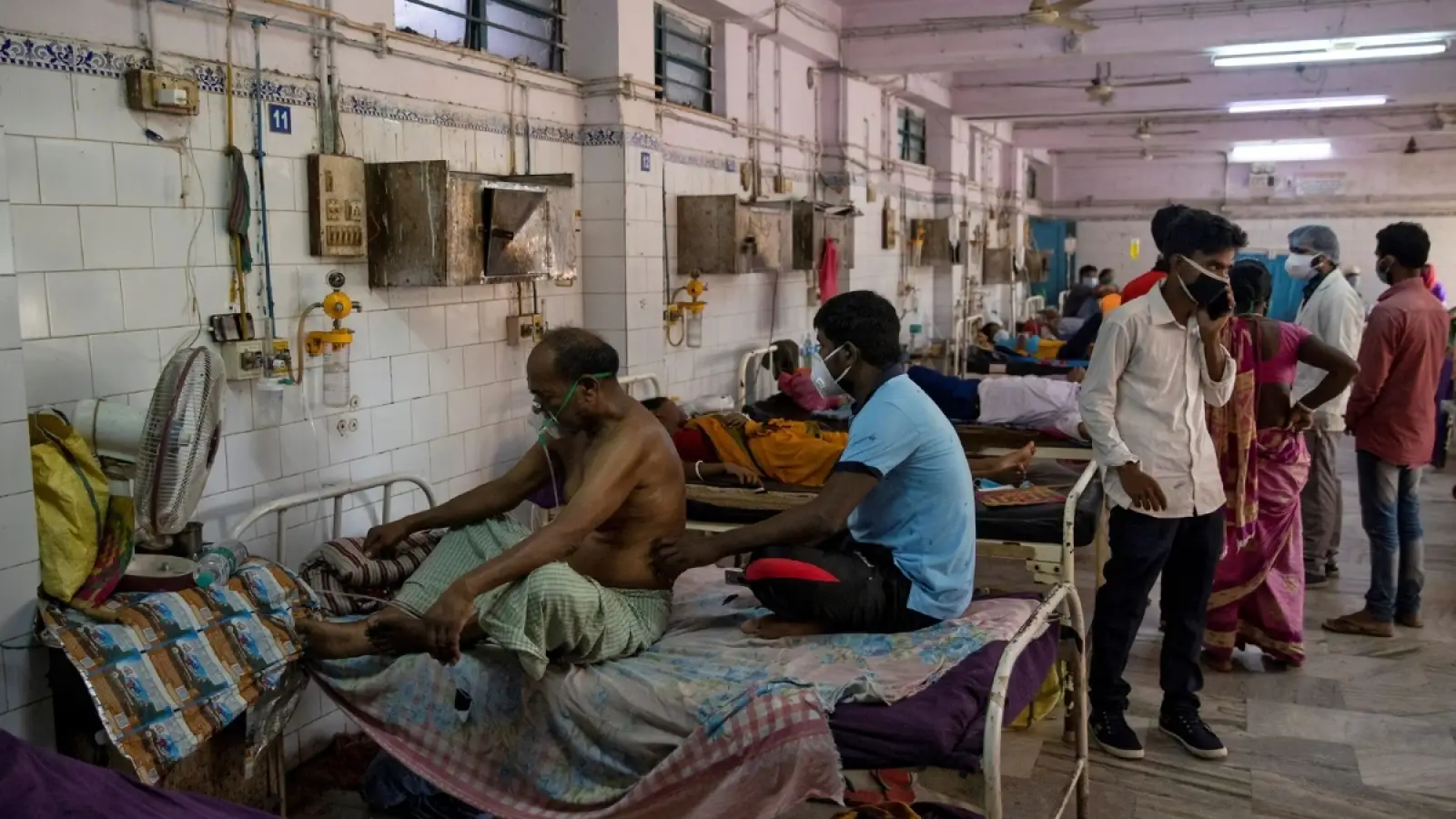 Government hospital भागलपुर का मुख्य द्वार बंद दिखाई दे रहा है, मरीज और परिजन बाहर खड़े इलाज के लिए इंतजार करते हुए।