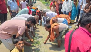 Samastipur News Today: दहेज के लिए पत्नी की हत्या, परिवार ने किया सनसनीखेज आरोप! 6 Protest In Samastipur: किसानों ने सड़क पर धान की रोपाई कर अनोखे अंदाज में विरोध जताया।