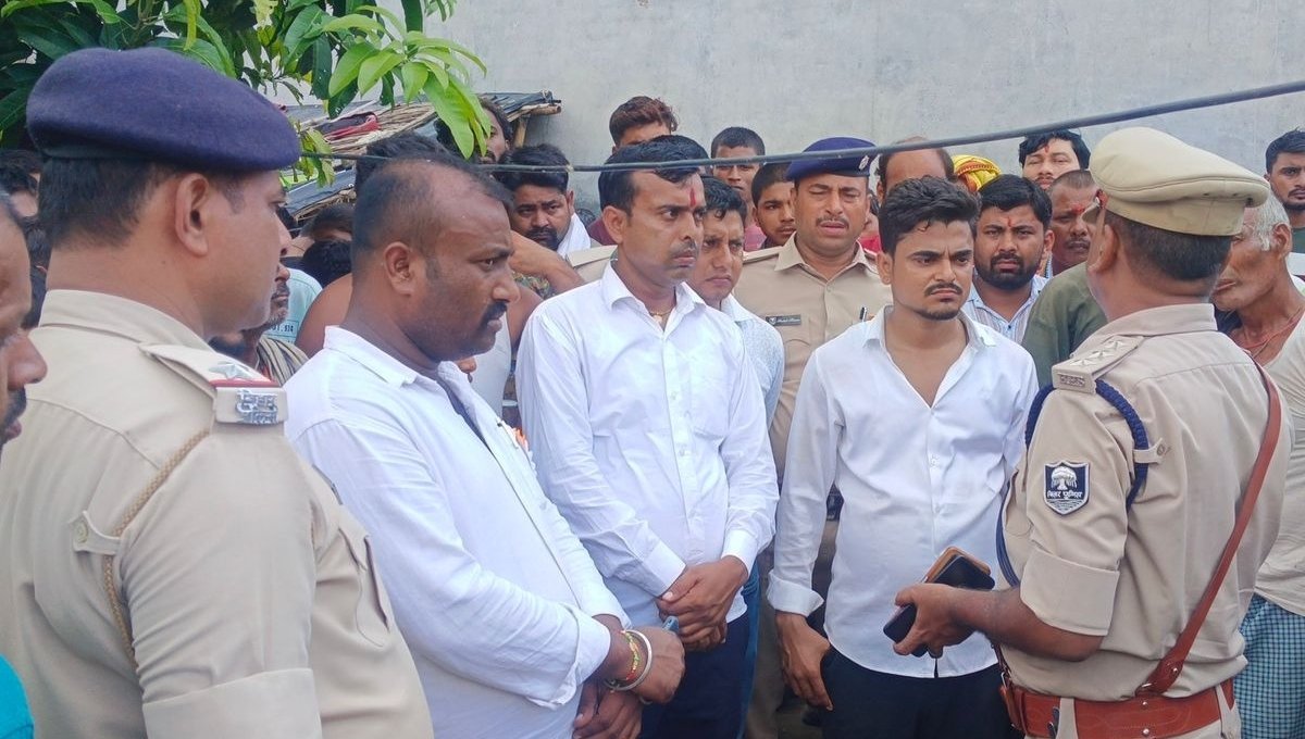 Middle-aged man murdered in समस्तीपुर, घटना स्थल पर जांच करती पुलिस और स्तब्ध स्थानीय लोग।