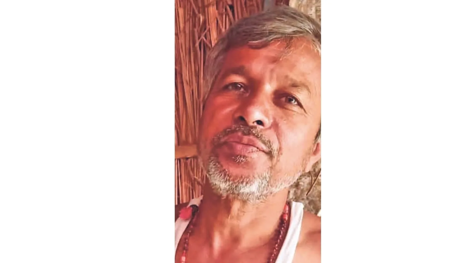 Middle-aged man murdered in समस्तीपुर, घटना स्थल पर जांच करती पुलिस और स्तब्ध स्थानीय लोग।