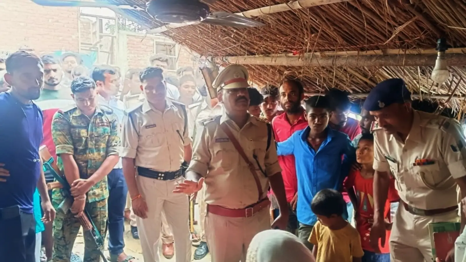 Middle-aged man murdered in समस्तीपुर, घटना स्थल पर जांच करती पुलिस और स्तब्ध स्थानीय लोग।