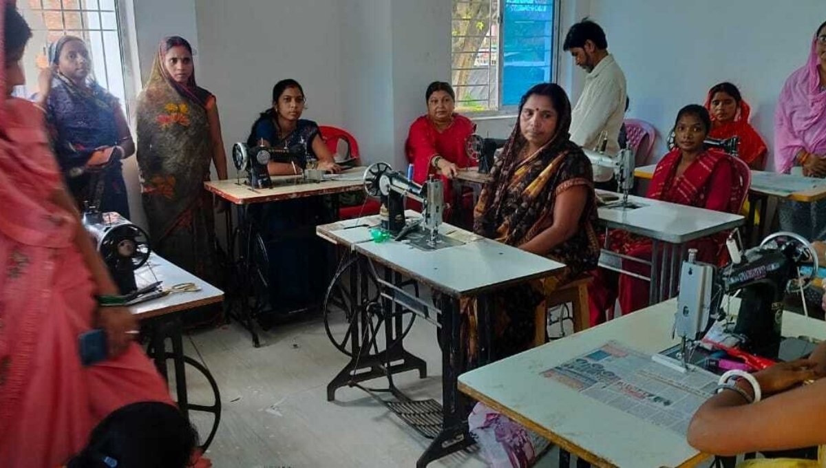 Samastipur Silai Prashikshan: समस्तीपुर की दीदियों का कमाल! सिलाई प्रशिक्षण से घर बैठे लाखों कमाने का रास्ता खुला 2 Samastipur Silai Prashikshan: समस्तीपुर की महिलाएं सिलाई प्रशिक्षण से बदल रही हैं अपनी किस्मत – आत्मनिर्भरता की नई मिसाल
