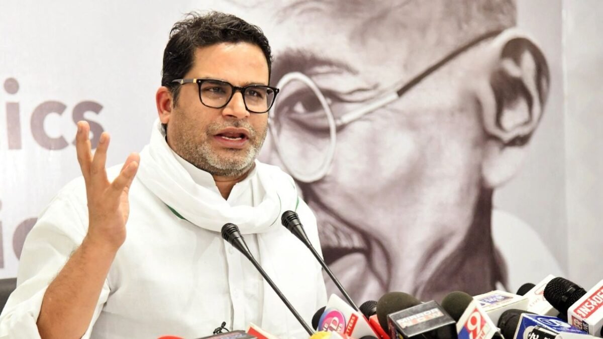 Bihar Chunav 2025: प्रशांत किशोर का नया दांव, मुस्लिम वोट बैंक पर बढ़ी सियासी सरगर्मी 5 बिहार विधानसभा चुनाव 2025 में मुस्लिम वोटर लाइन में खड़े होकर मतदान करते हुए