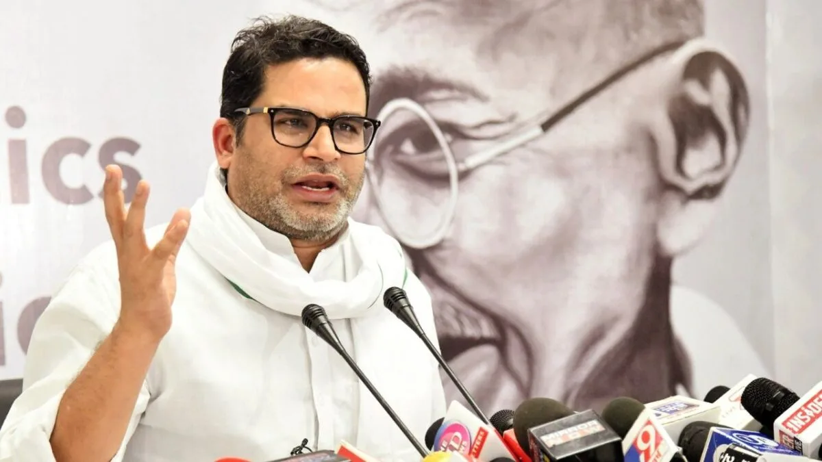 बिहार विधानसभा चुनाव 2025 में मुस्लिम वोटर लाइन में खड़े होकर मतदान करते हुए