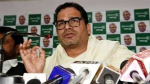 प्रशांत किशोर पटना में बिहार बदलाव कॉन्फ्रेंस में भाषण देते हुए