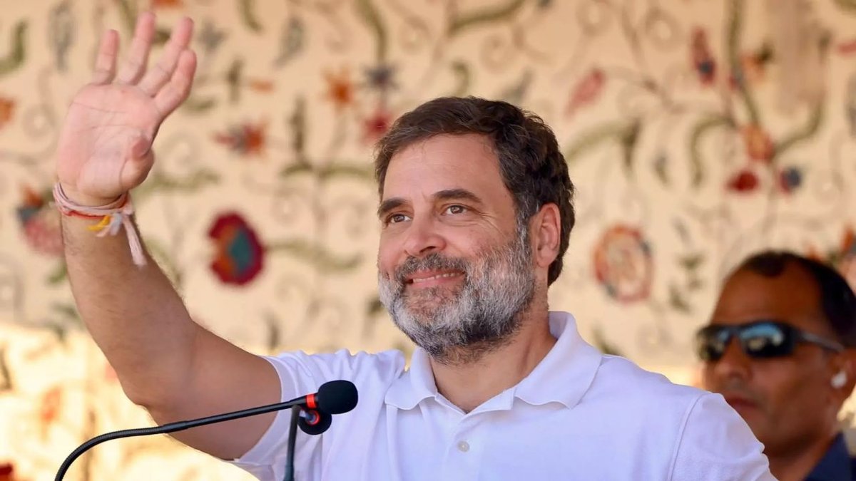 राहुल गांधी वोट अधिकार यात्रा की शुरुआत करते हुए, मंच पर भाषण देते हुए