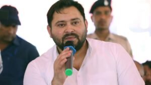 तेजस्वी यादव वोटर अधिकार यात्रा के दौरान सासाराम में भाषण देते हुए