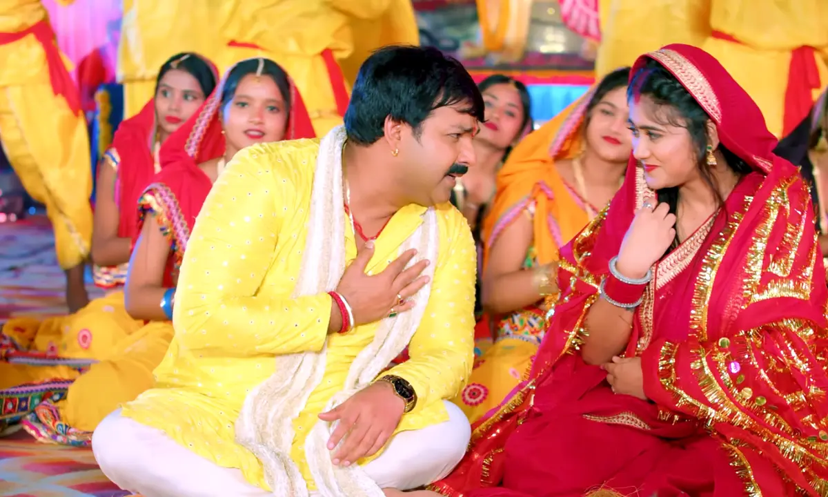 Pawan Singh Bhojpuri Navratri Songs Adahul Ke Phool भक्ति गीत गाते हुए