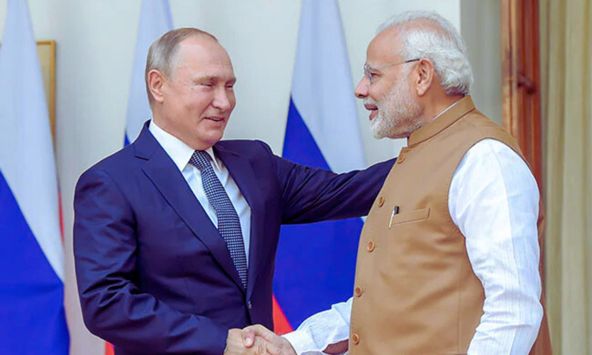 पुतिन ने पीएम मोदी की नेतृत्व क्षमता की सराहना की, जताई गहरी दोस्ती और सम्मान 2 प्रधानमंत्री नरेंद्र मोदी और राष्ट्रपति व्लादिमीर पुतिन एक-दूसरे से गर्मजोशी से मिलते हुए, दोनों नेताओं के बीच भारत-रूस के मजबूत दोस्ताना रिश्तों को दर्शाता चित्र।
