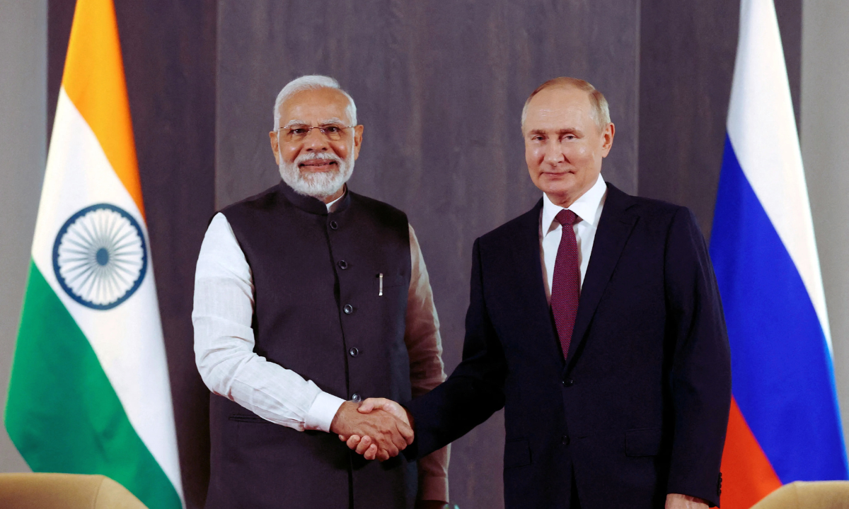 प्रधानमंत्री नरेंद्र मोदी और राष्ट्रपति व्लादिमीर पुतिन एक-दूसरे से गर्मजोशी से मिलते हुए, दोनों नेताओं के बीच भारत-रूस के मजबूत दोस्ताना रिश्तों को दर्शाता चित्र।