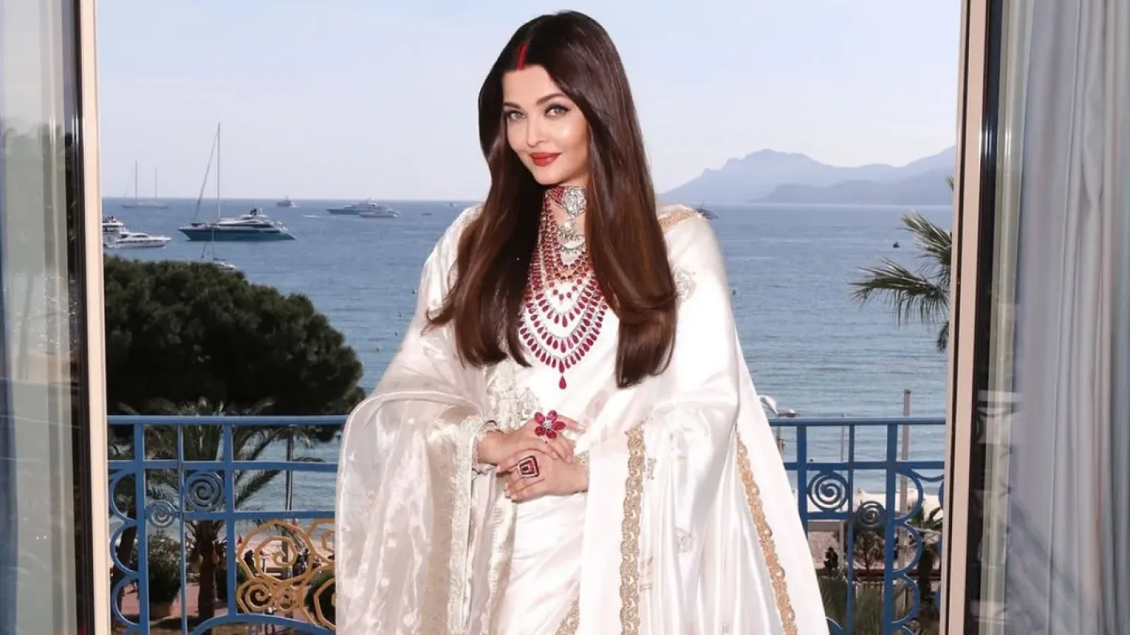 Salman Khan and Aishwarya Rai Net Worth comparison 2025 — सलमान खान और ऐश्वर्या राय की संपत्ति और अमीरी की तुलना दिखाता बिजनेस रिपोर्ट इमेज।