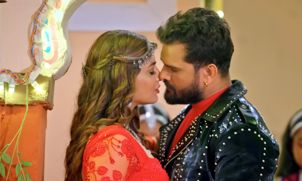 Khesari Lal Yadav New Bhojpuri Song Laal Ghaghri with Akanksha Puri from Agnipariksha film