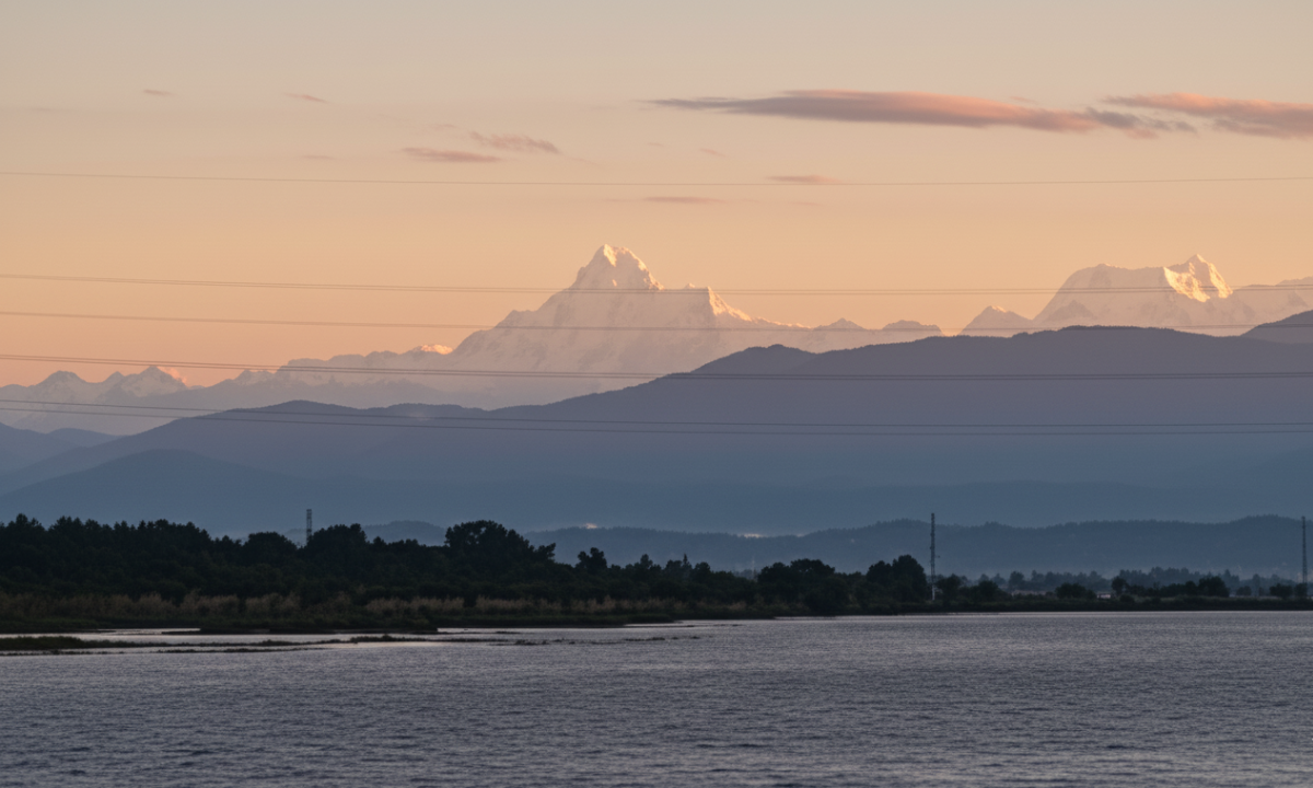 Mount Everest in Bihar: बिहार के जयनगर से दिखा माउंट एवरेस्ट का दुर्लभ नज़ारा, लोगों ने छत से देखा हिमालय