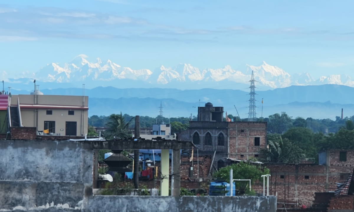 Mount Everest in Bihar: बिहार के जयनगर से दिखा माउंट एवरेस्ट का दुर्लभ नज़ारा, लोगों ने छत से देखा हिमालय
