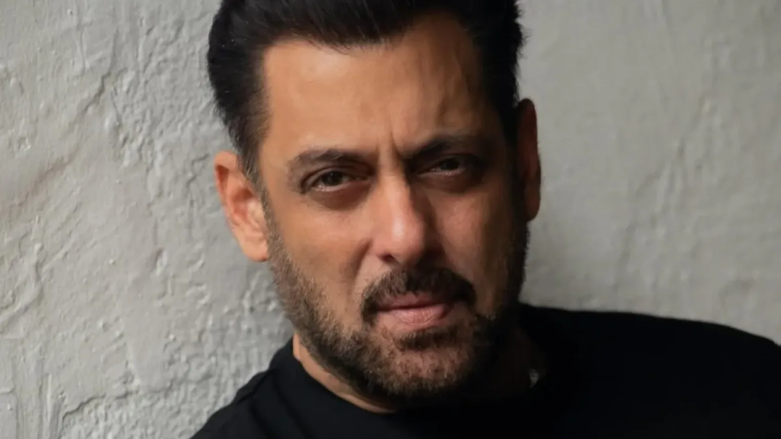 Salman Khan and Aishwarya Rai Net Worth comparison 2025 — सलमान खान और ऐश्वर्या राय की संपत्ति और अमीरी की तुलना दिखाता बिजनेस रिपोर्ट इमेज।