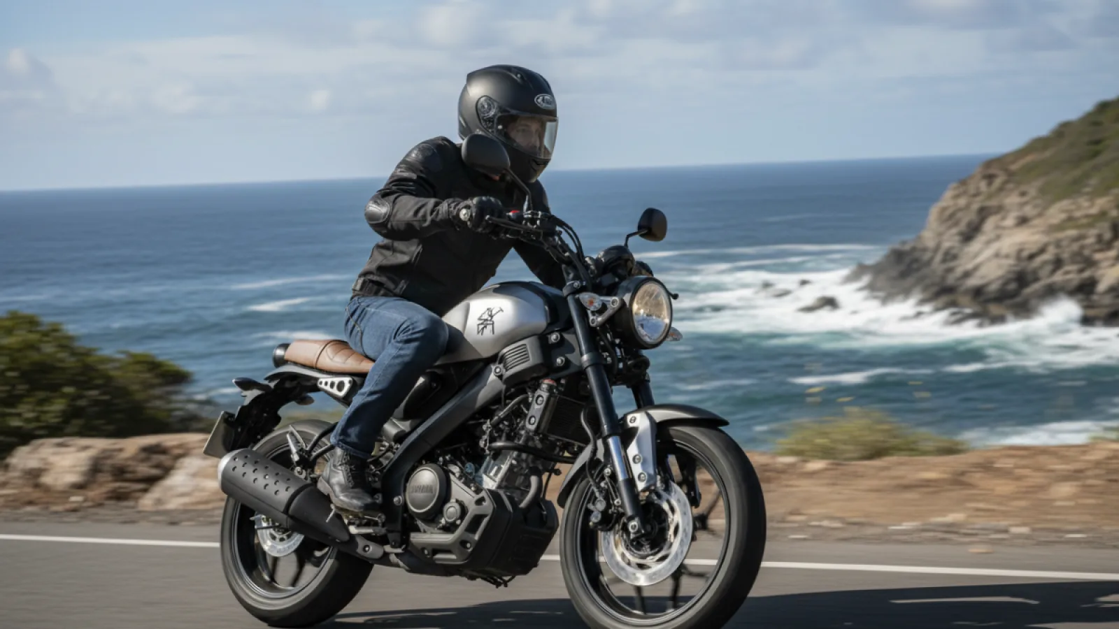Yamaha XSR 155 retro modern bike with LED headlamp and stylish fuel tank design in India