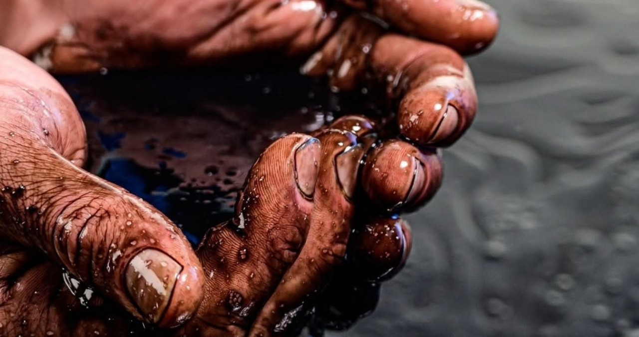 Crude Oil महंगा! Middle East तनाव से तेल की कीमतें ढाई साल के हाई पर