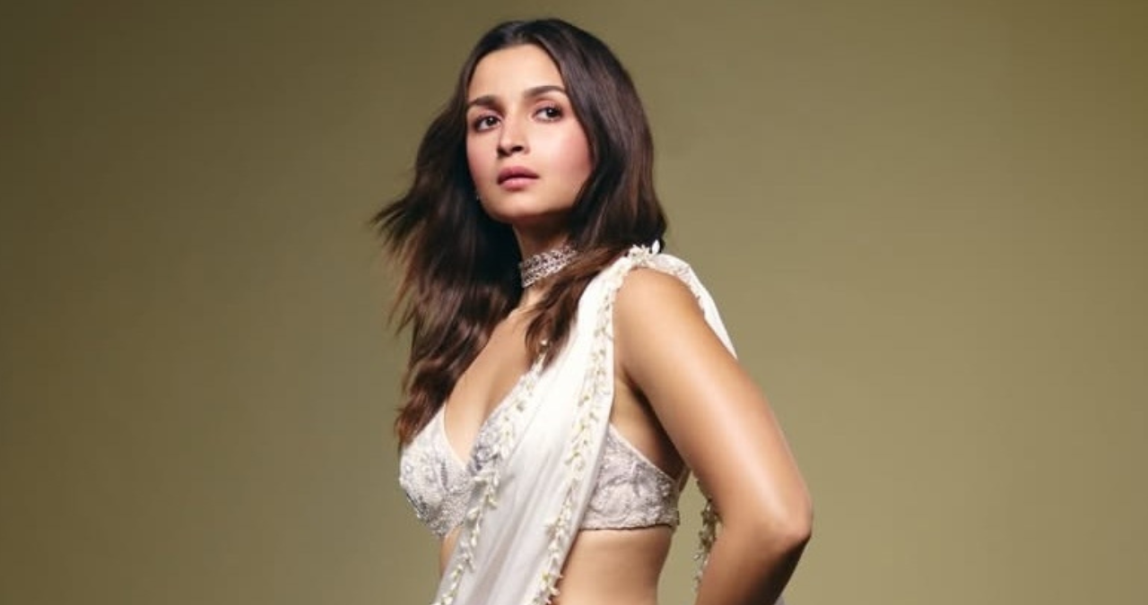 Alia Bhatt: व्हाइट साड़ी में देसी अंदाज, सादगी ने जीता दिल