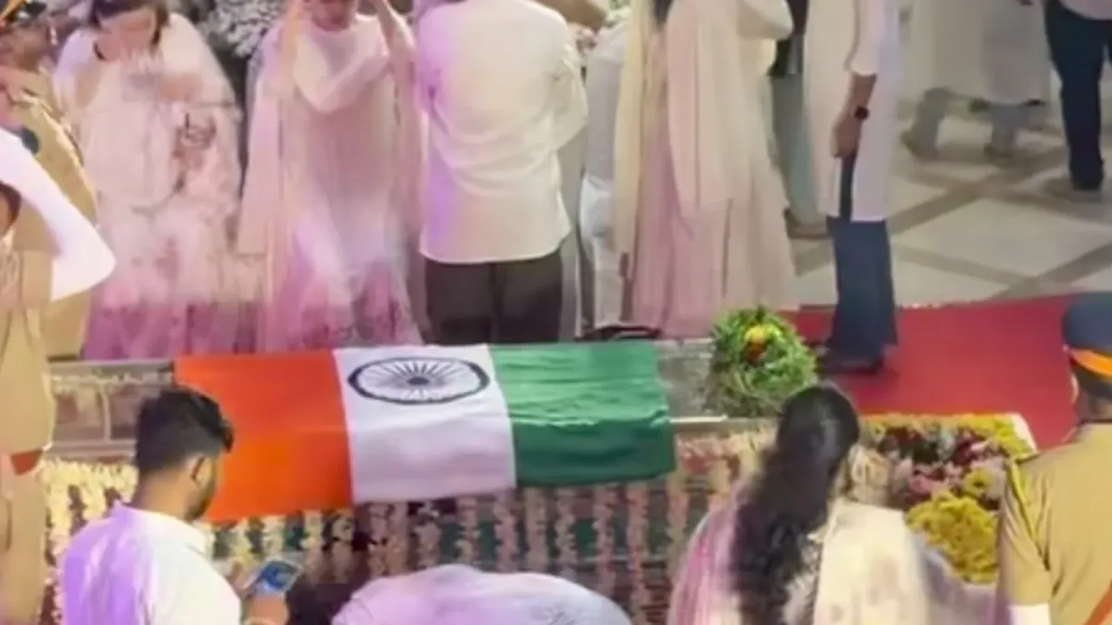 Asha Bhosle Last Rites: तिरंगे में लिपटी सुरों की मलिका, नम आंखों से दी गई आशा भोंसले को अंतिम विदाई