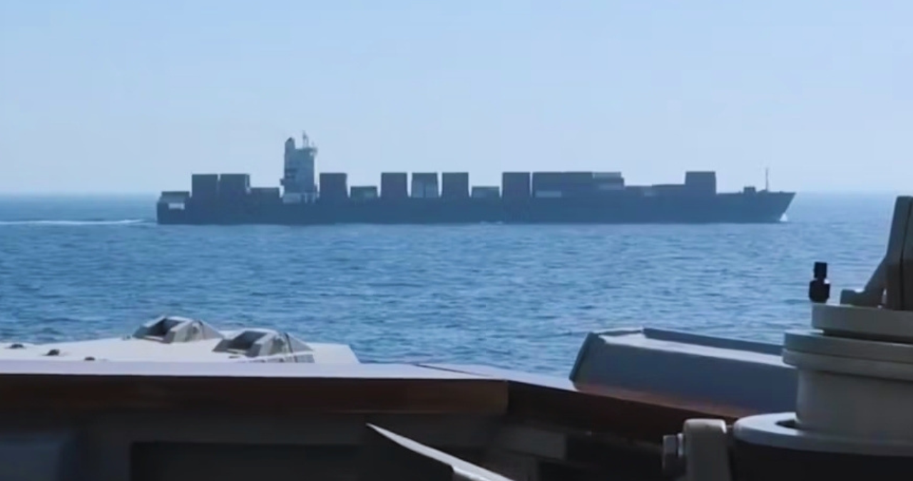 US Attack on Cargo Ship: समुद्र में टकराव! अमेरिकी हमले से ईरान भड़का, क्या बढ़ेगा युद्ध का खतरा?