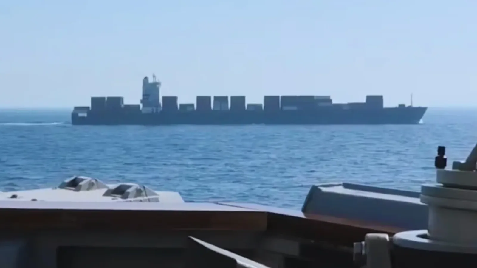 US Attack on Cargo Ship: समुद्र में टकराव! अमेरिकी हमले से ईरान भड़का, क्या बढ़ेगा युद्ध का खतरा?