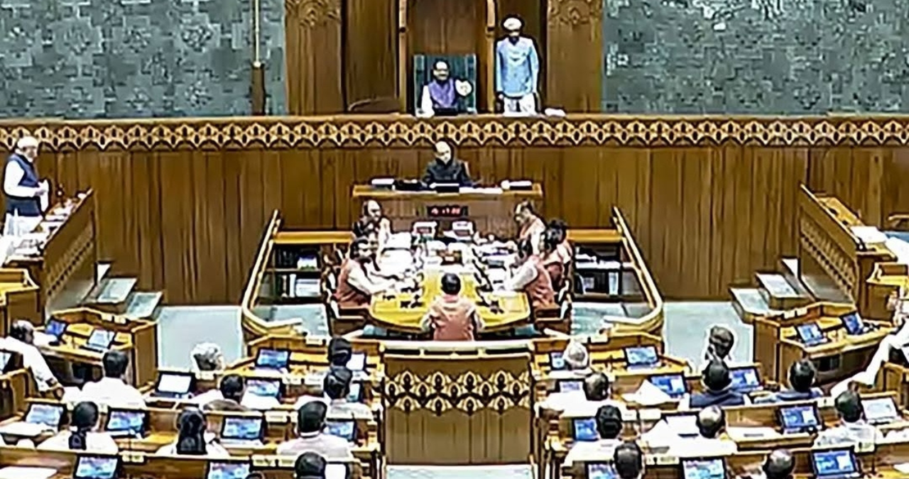 Nari Shakti Vandan Adhiniyam: संसद में हंगामे के बीच लागू हुआ महिला आरक्षण कानून! 33% सीटों पर अब महिलाओं का हक