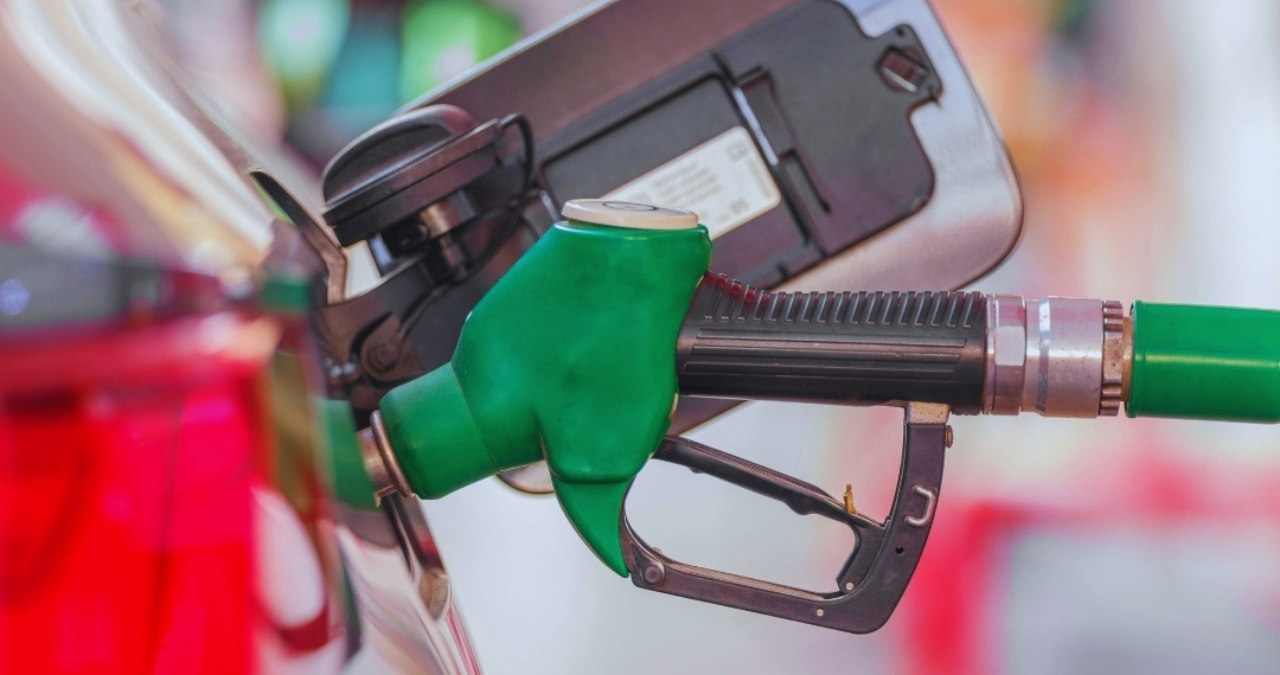 बड़ी राहत! Pakistan में पेट्रोल 80 रुपये सस्ता, महंगाई से जूझ रही जनता को राहत