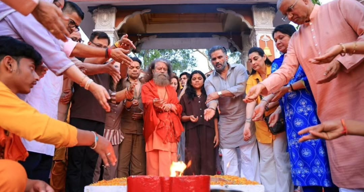 Suniel Shetty: ऋषिकेश में गंगा आरती में शामिल हुए सुनील शेट्टी, आध्यात्मिक माहौल में दिखे खास अंदाज