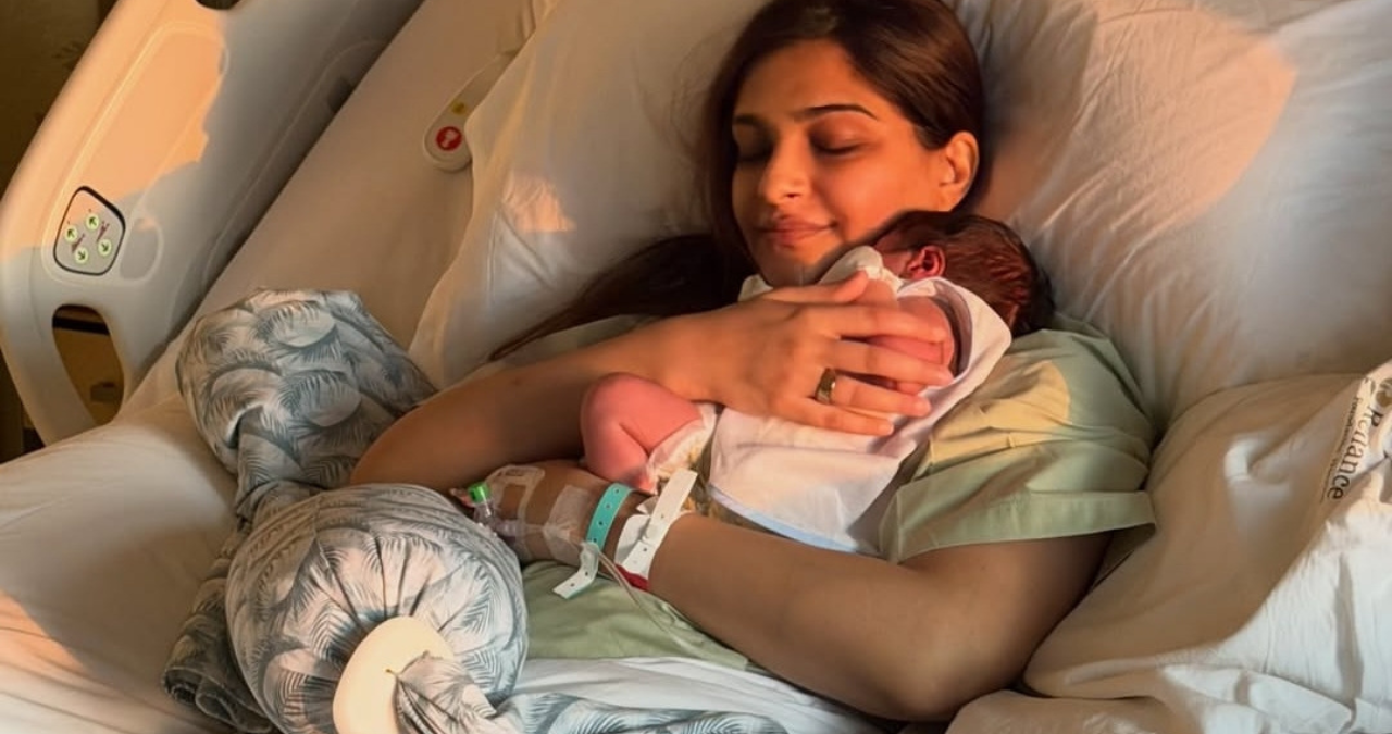 खुशखबरी! Sonam Kapoor ने बेटे की पहली तस्वीर शेयर कर फैंस को किया इमोशनल