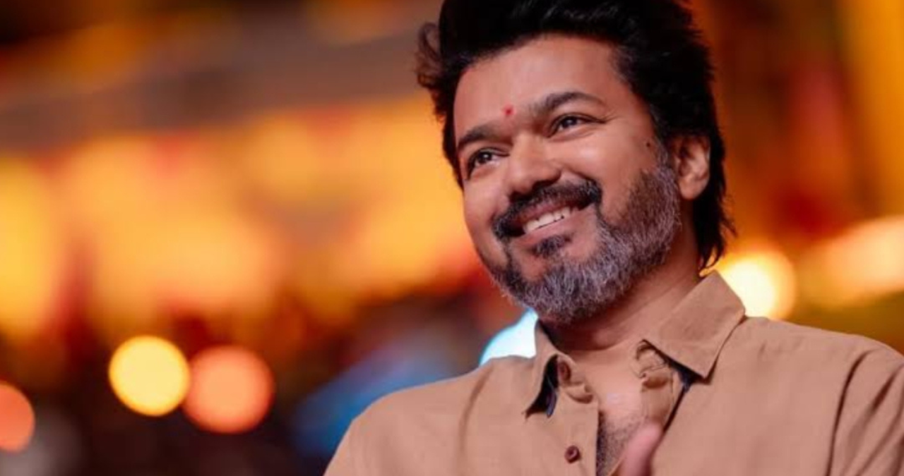Thalapathy Vijay: सीएम लिखते ही गूंज उठे थिएटर! विजय की फिल्म में दिखा नया टाइटल कार्ड, फैंस ने शुरू किया जश्न