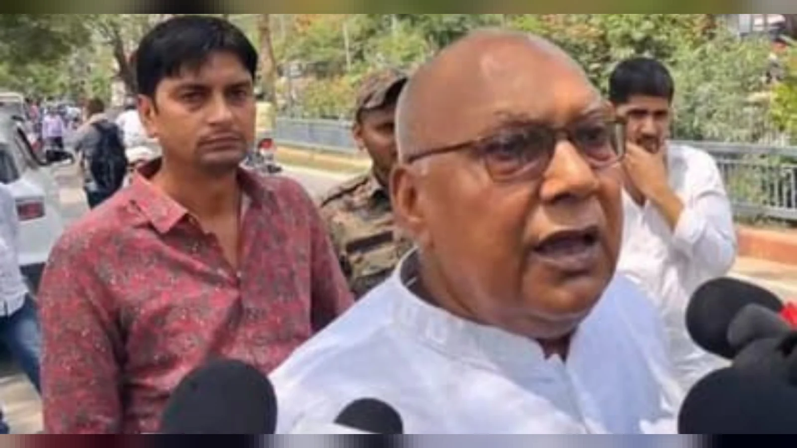 Bihar Politics: जदयू दफ्तर पहुंचे राजद विधायक! बिहार की सियासत में फिर बढ़ी हलचल
